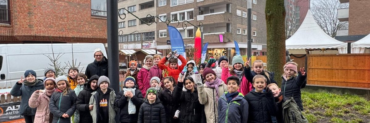Kinder der Klasse 3c beim Eisstockschießen in der Gronauer Innenstadt am 12.12.2024.