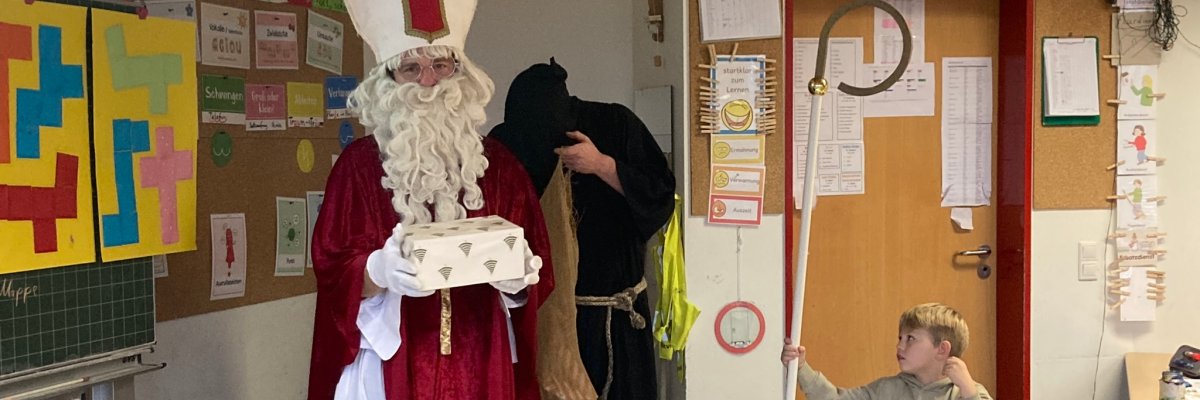 Nikolaus und Ruprecht besuchen die Kinder der Viktoriaschule. 