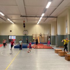 Die Klasse 3c macht Sport. 