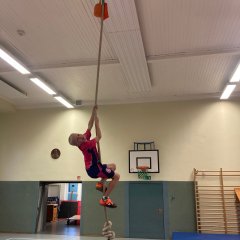 Die Klasse 3c macht Sport. 