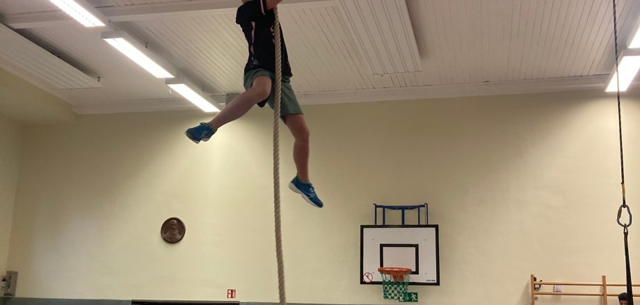 Die Klasse 3c macht Sport. 