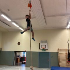 Die Klasse 3c macht Sport. 