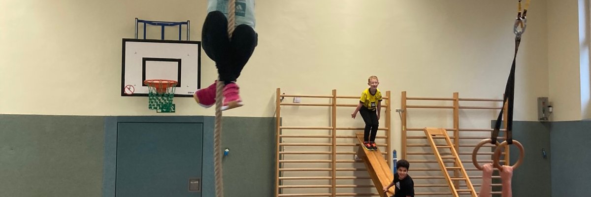 Die Klasse 3c macht Sport. 