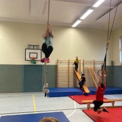 Die Klasse 3c macht Sport. 