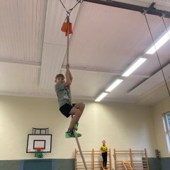 Die Klasse 3c macht Sport. 