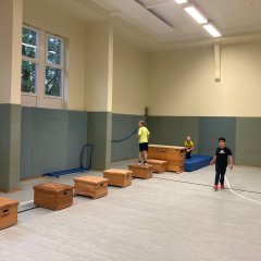Die Klasse 3c macht Sport. 