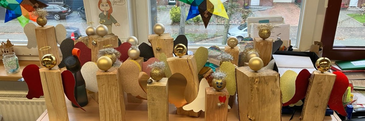 Die Kinder der Klasse 4c beim weihnachtlichen Basteln.