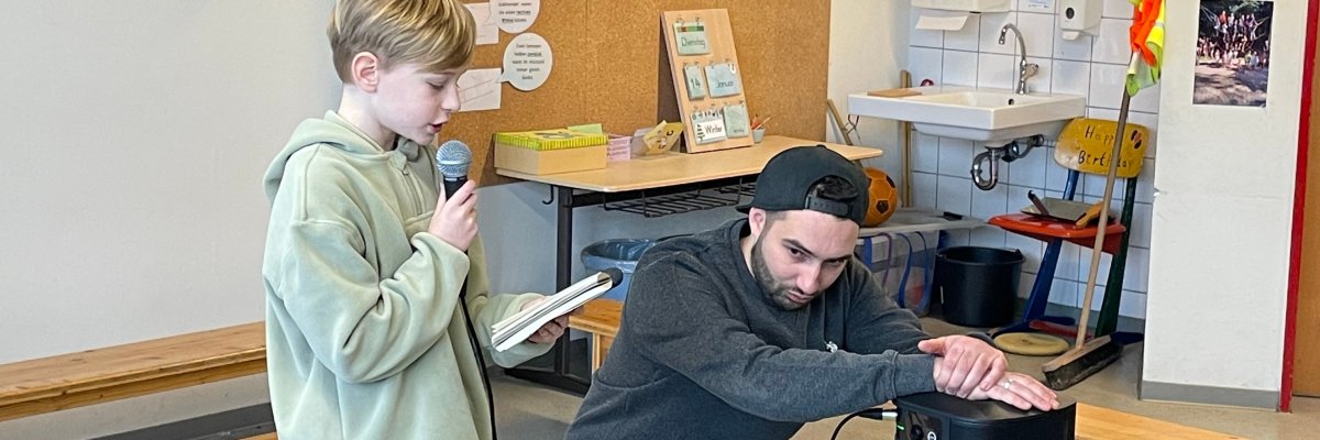 Die Klasse 4c nimmt am Kulturstrolche-Projekt mit dem Musiker Dennis Buss teil. 