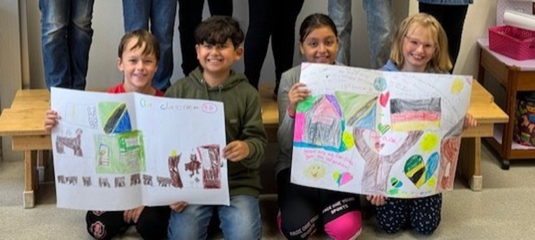 Kinder der 4b mit ihren Bildern für die Partnerschule