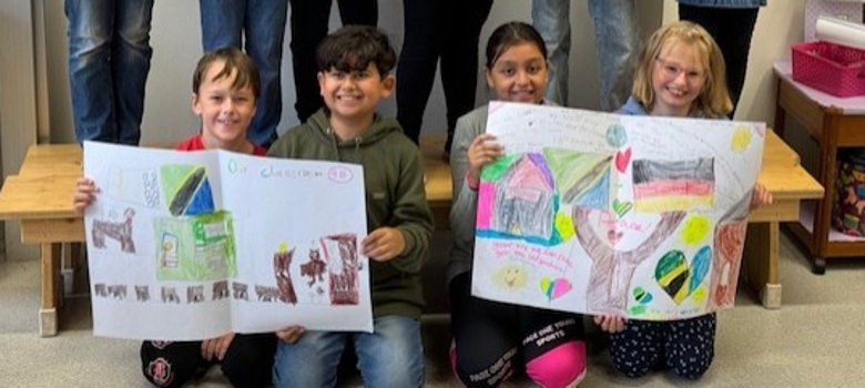 Kinder der 4b mit ihren Bildern für die Partnerschule