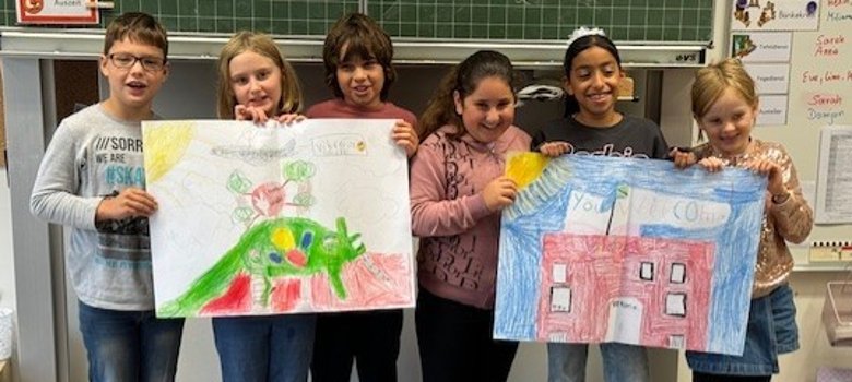 Kinder der 4b mit ihren Bildern für die Partnerschule