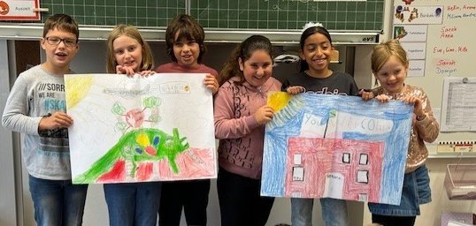 Kinder der 4b mit ihren Bildern für die Partnerschule