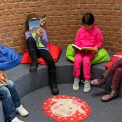 Kinder lesen in der Leseecke