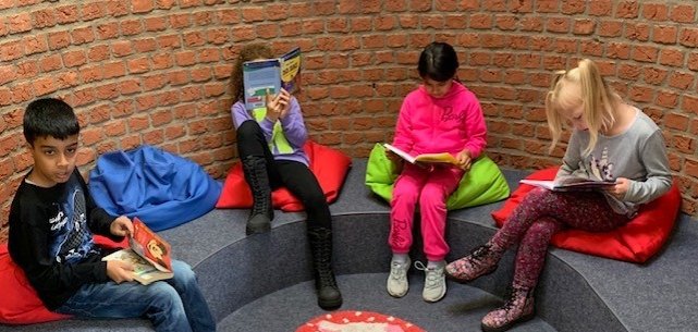 Kinder lesen in der Leseecke
