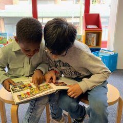 Zwei Kinder lesen gemeinsam ein Buch