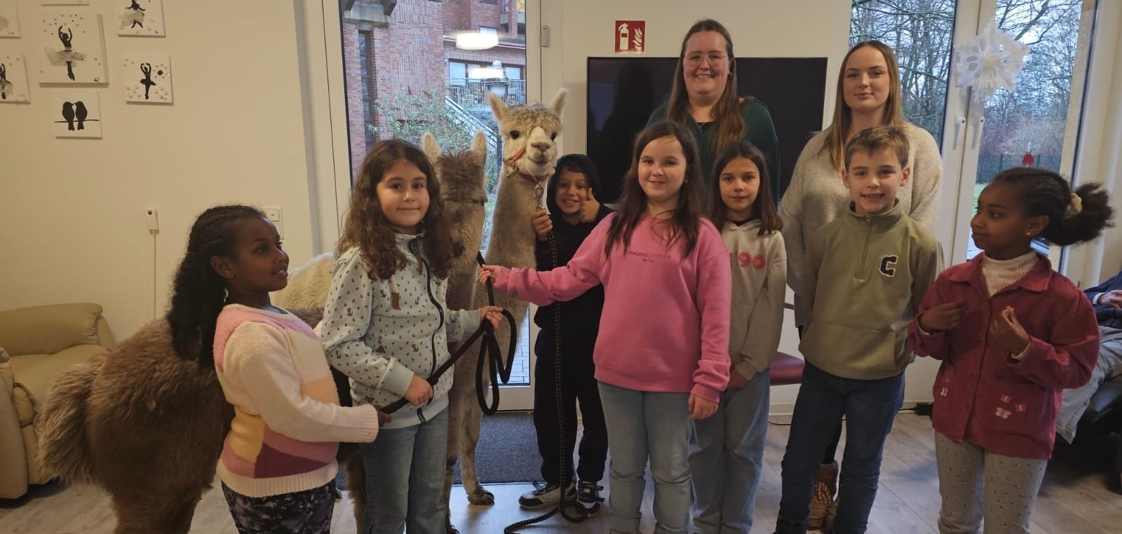 Kinder der OGS mit Alpakas