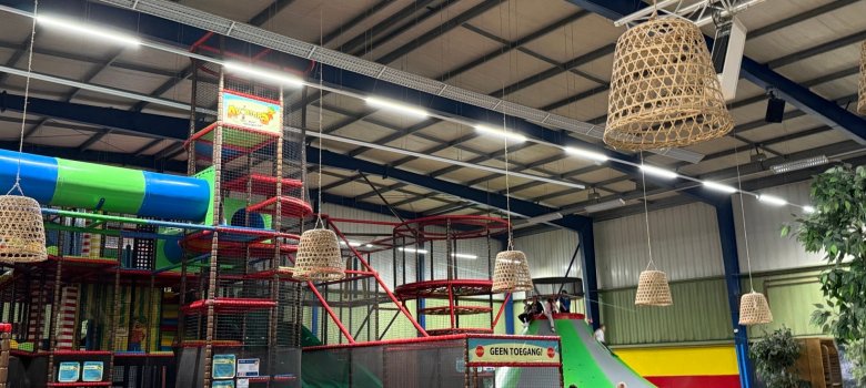 Das Foto zeigt einen bunten Parcour im Indoorspielplatz „Monkeytown“.