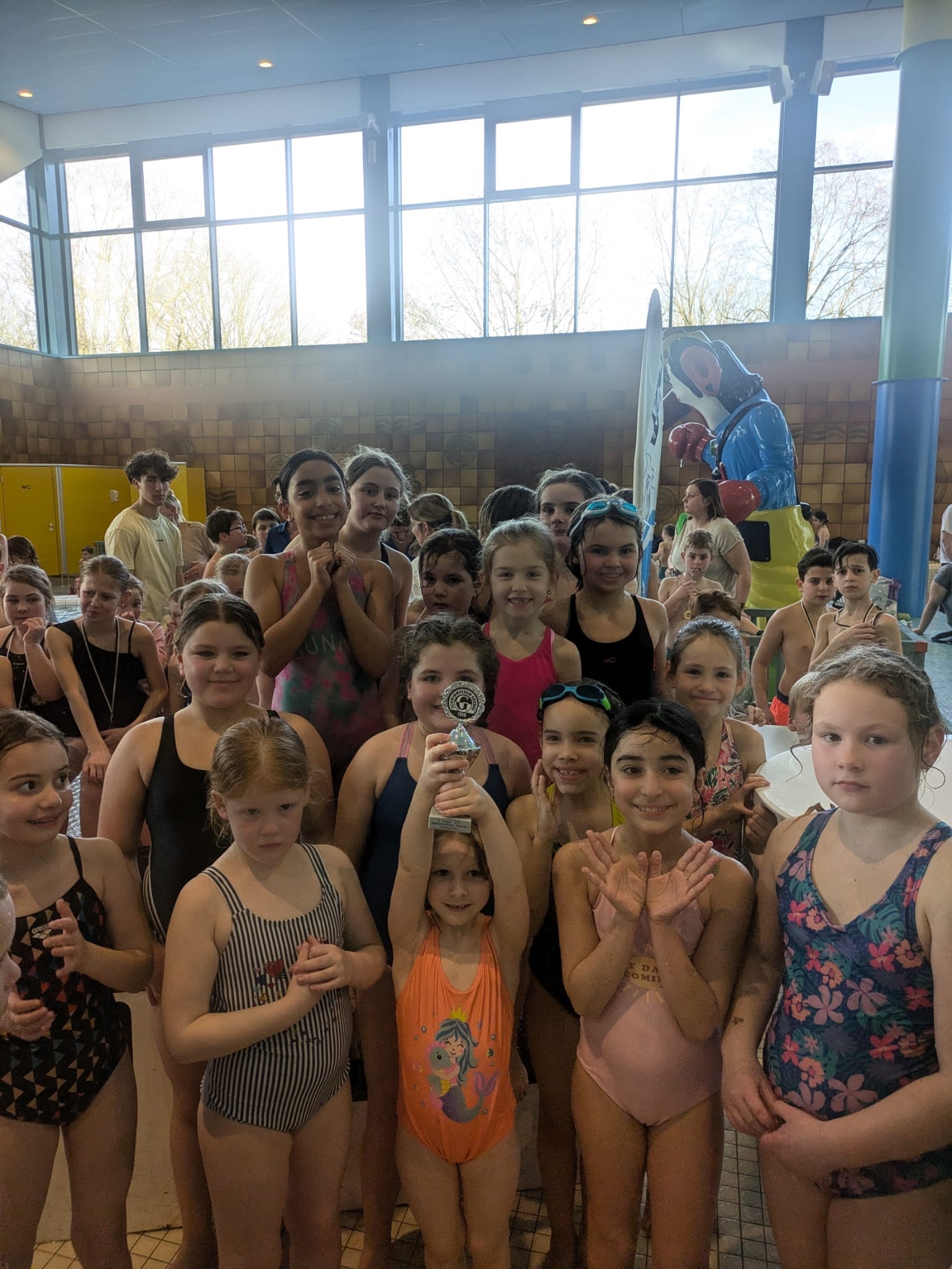 Kinder der Viktoriaschule beim Staffelschwimmwettkampf 2025 im Gronauer Hallenbad. 