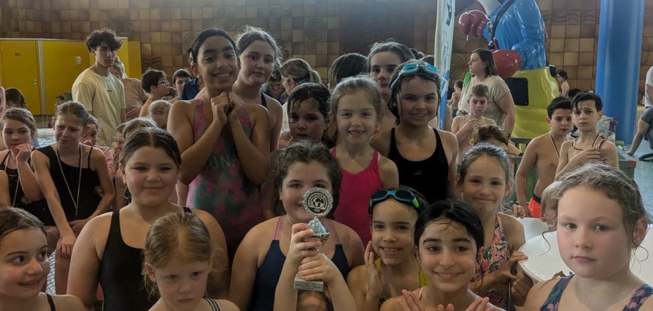 Kinder der Viktoriaschule beim Staffelschwimmwettkampf 2025 im Gronauer Hallenbad. 