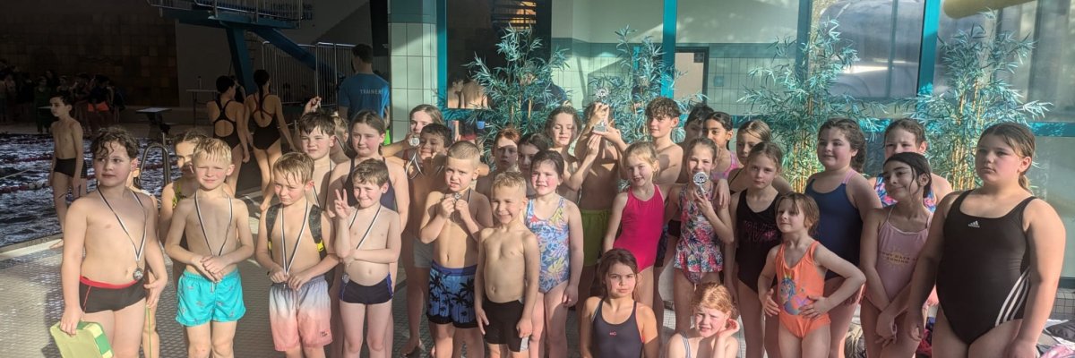 Kinder der Viktoriaschule beim Staffelschwimmwettkampf 2025 im Gronauer Hallenbad. 